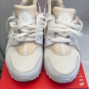 EUC white Hurachees. Girls 6.5/Women’s 7.5/8
